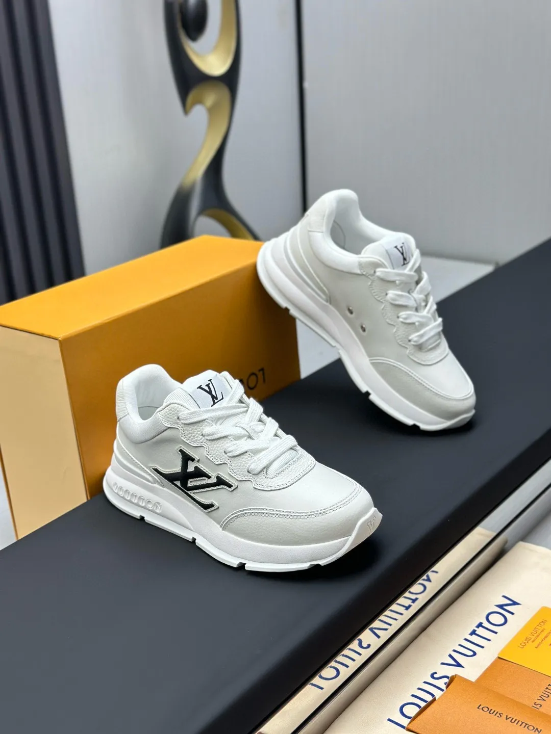 Factory price: 640💰Top version LV-Louis Vuitton-classic catwalk new style original 1:1 developed replica! ! The upper foot is very comfortable. It is made of luxurious materials and fine workmanship. The midsole is printed with English letters "Made in Europe". The upper is made of calfskin imported from Italy. The side is decorated with the brand's LOGO and signature. The latest latex foot pads and mesh lining make the foot feel super comfortable. The original two-color TPU combination outsole is specially provided by the original factory. Bag technology Goodyear stitched edges Fabric: Exclusive custom first-layer cowhide Accessories: Exclusive private model Vuitton logo, lining: Customized silk mesh lining - first-layer silk cowhide lining Outsole: TPU combination outsole wear-resistant, non-slip and anti-yellowing Foot pads: new latex pads-mesh sweat-absorbent Counter technology: fully computerized sewing machine wire drawing Toe box back cover Hot and cold shaping Full set of pull-top last with medium and low logo pattern Counter packaging - Shoelaces, certificates, cards, instructions, certificates, dust bags, the most complete packaging on the Internet, men's size: 38-46 (38/46 customized, non-refundable!)